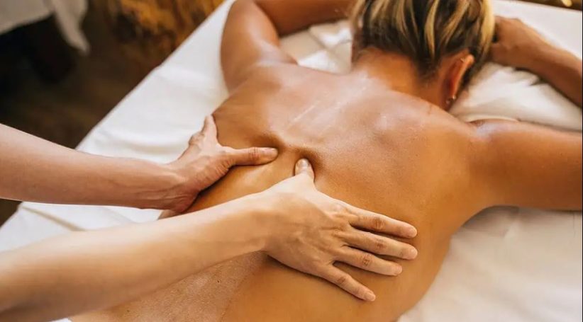 Eine Person erhält eine Rückenmassage.